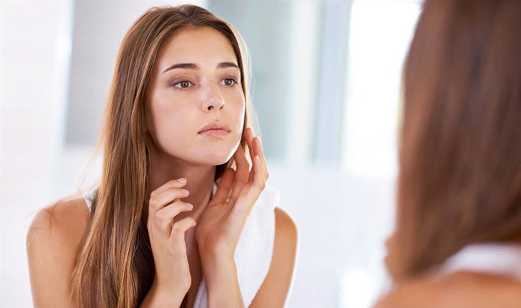 mujer con la piel atópica