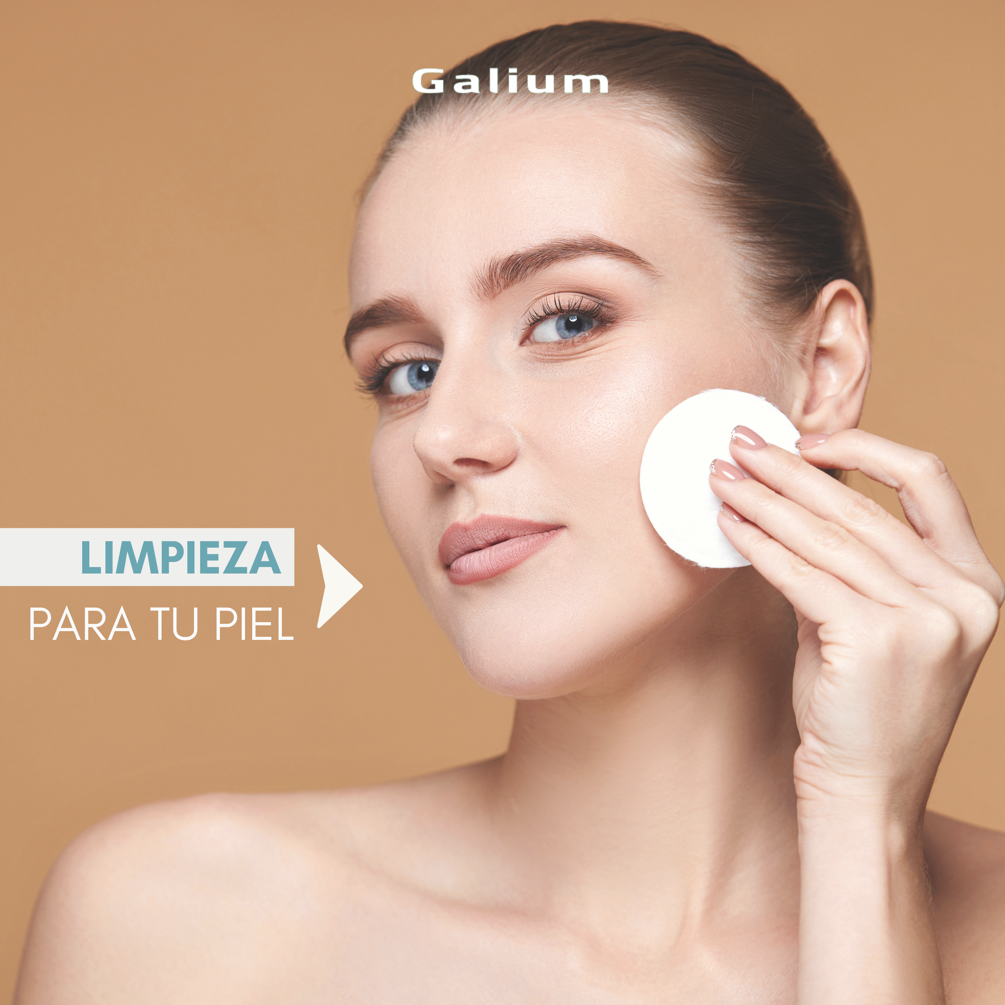 chica limpiando su piel